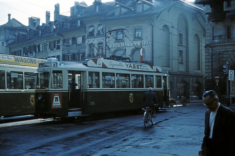Erinnerung an die  unechten  Ein-richtungswagen 171-175. In den ersten Sonnenstrahlen fhrt Wagen 175  verkehrt  (vom Behelfsfhrerstand gesteuert) ins Depot zurck; Einstieg durch die einfachen Schiebetren. Brenplatz, 24.Juni 1967.