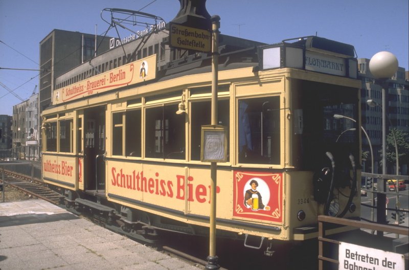 Erinnerungen 1985.BVG Verbundtriebwagen TM 36 Nr.3344 im Pendelverkehr auf der Hochbahnstrecke zwischen dem U-Bahnhof Nollendorfplatz(Flohmarkt)und dem U-Bahnhof Blowstrasse(U-Tropia)Fahrpreis 1.00 DM
Seit 1993 fahren hier wieder die U-Bahnzge der Linie U2
(Archiv P.Walter)