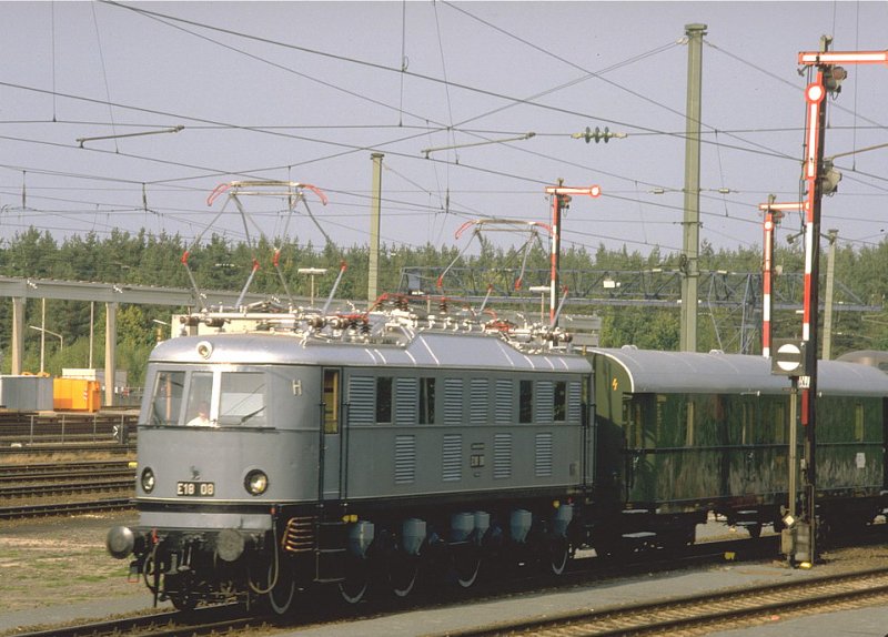 Erinnerungen an das 150 Jahr Bahnjubilum in Nrnberg-Langwasser 1985.Die E-Lok 18 08 mit einem Schnellzug an der Parade (Archiv P.Walter)