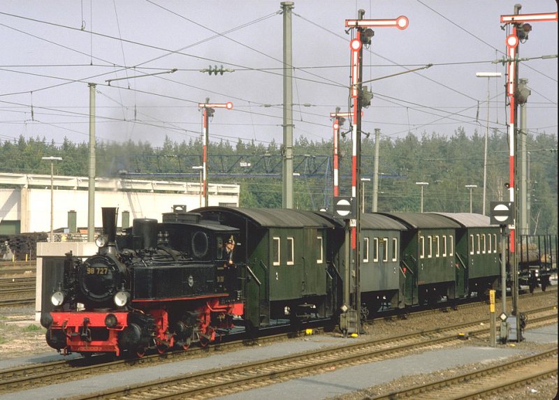 Erinnerungen an das 150 Jahr Jubilum der Deutschen Eisenbahn
in Nrnberg-Langwasser 1985.Die  Zuckersusi  98 727 (Maffei 1903)mit einem Nebenbahnzug an der Parade.(Archiv P.Walter)