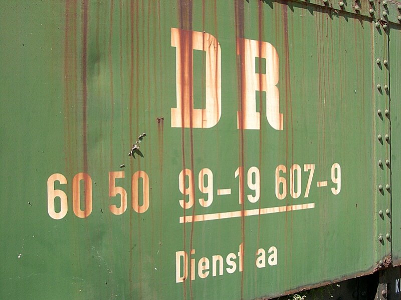 Erinnerungen an die gute alte Eisenbahn im Bahnhof Karnin auf Usedom. Obwohl die Deutsche Reichsbahn der DDR hier nie gefahren ist, standen diese Wagen trotzdem als, sagen wir  Mahnmal  im Bahnhof von Karnin. Nach Aussagen der Usedomer Bderbahn denkt man jedoch ber einen Wiederaufbau der Bahnstrecke Ahlbeck-Swinemnde - Stadt Usedom - karnin - Ducherow nach. Ein erster Schritt ist bereits getan, ab Ende 2007 sollen die UBB-Zge bereits bis ins polnische Swinemnde fahren. In einer weiteren Ausbaustufe sollen die Triebwagen auch den Flugplatz von Ahlbeck/Heringsdorf erreichen, der sich bei Garz befindet. 
Wir erreichten Karnin brigens mit dem Fahrrad ab Zinnowitz. Eine absolute Hammertour! Fr die Rckfahrt sollte unbedingt der Radbus Karnin - Heringsdorf - Ahlbeck genutzt werden. Ab den letzten beiden Orten bestehen im Sommer halbstndliche Verbindungen mit der UBB. Die Radtageskarte der UBB kostet im brigen 3 EUR (Stand 07/2006).