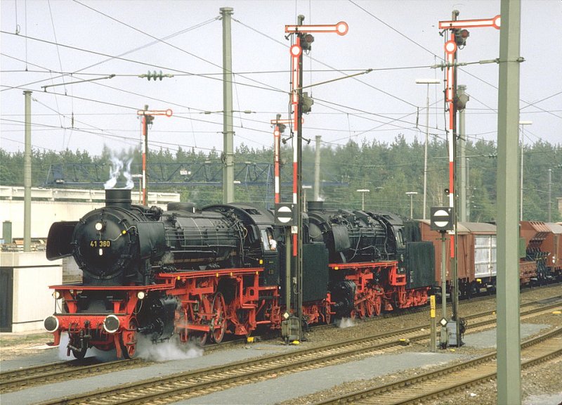 Erinnerungen an die Jubilumsparade 1985 in Nrnberg-Langwasser. 41 360 als Vorspannlok mit einem  schweren  Gterzug.
(Archiv P.Walter) 