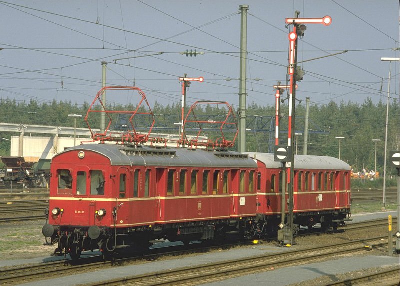 Erinnerungen an die Jubilusparade in Nrnberg-Langwasser 1985.Vorbeifahrt des ET 85.07(1927)mit Beiwagen an den zahlreichen erschienenen Bahnfans.(Archiv P.Walter)