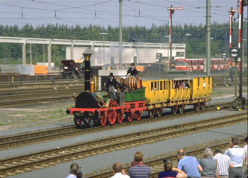Erinnerungen an Nrnberg-Langwasser 1985 beim 150 Jahr Jubilum
der Eisenbahn in Deutschland.Den Auftakt machte der historische  Adlerzug  ,der leider im Oktober 2005 bei einem Grossbrand schwer beschdigt wurde.(Archiv P.Walter)