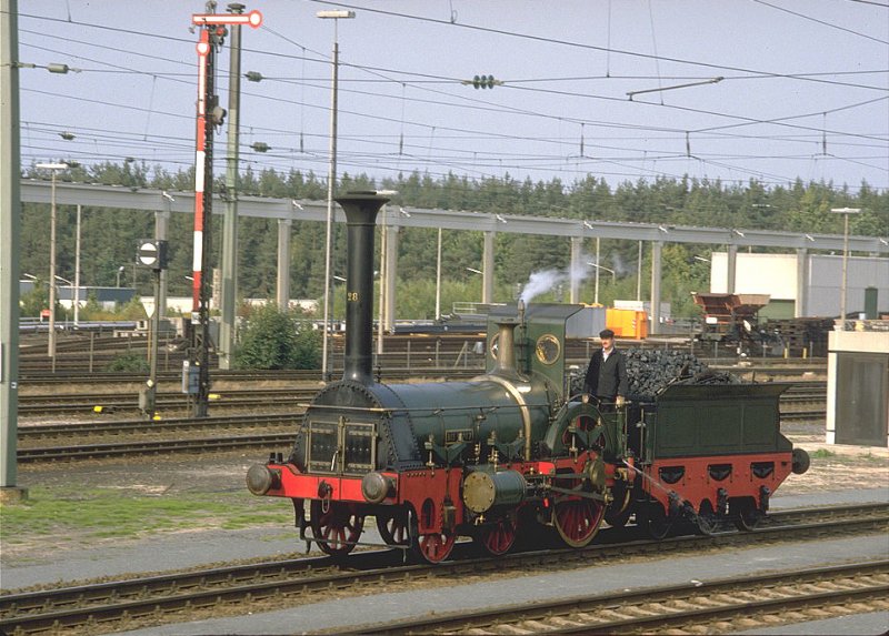 Erinnerungen an die Parade in Nrnberg-Langwasser 1985.Die Cramton Lokomotive  Pfalz (1850)stellt sich vor.(Archiv P.Walter)