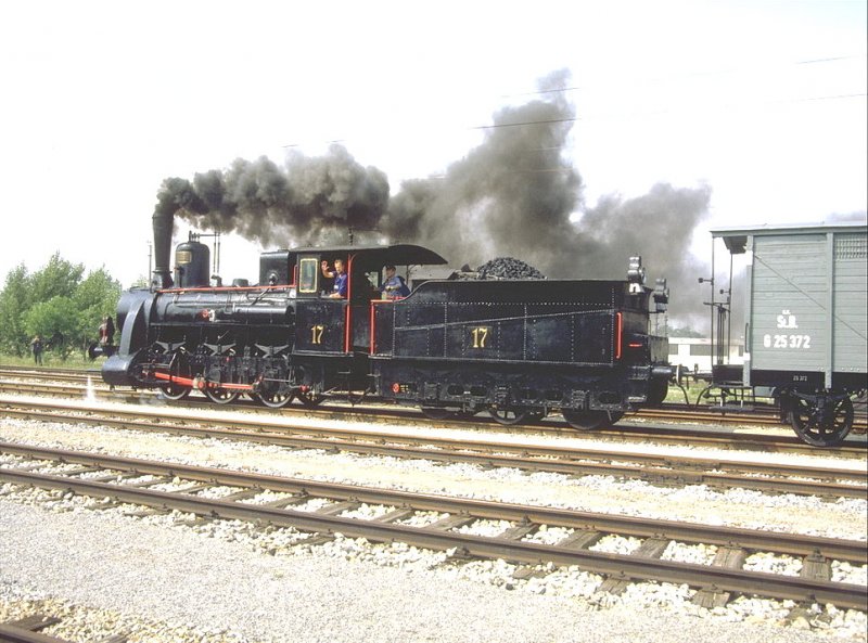 Erinnerungen an Strasshof 1987.GySEV Dampflok Nr.17 (1885) mit einem Gterzug an der Parade (Archiv P.Walter)