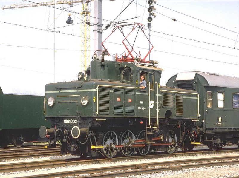Erinnerungen an Strasshof/N 1987 bei der Jubilumsparade.
Verschub E-Lok 1061.02(1926)mit einem Personenzug.(Archiv P.Walter)
