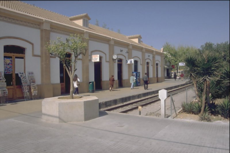 Erinnerungen.Der alte SFM Bahnhof von Palma in den 1980er Jahren.
2006 wurde der neue unterirdische Bahnhof  Estaci Intermodal  mit 5 Bahnsteigen und 10 Gleisen erffnet,in dem auch die Metrozge halten.(Archiv P.Walter)