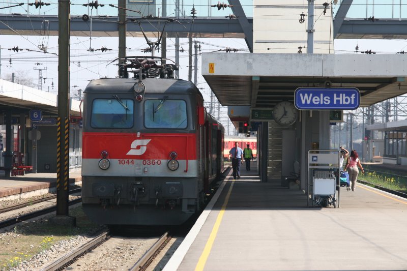 Erlebniszug Donau (EZ 5914 von Wien Sdbahnhof) am 12. April 2004 mit 1044 036 bespannt im Bahnhof Wels.