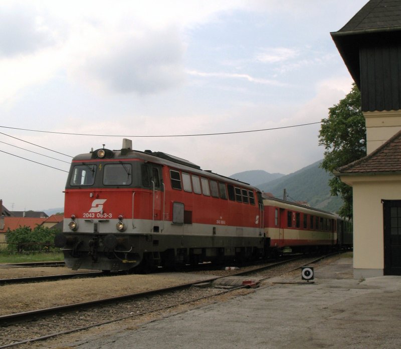 Erlebniszug EZ 6399 Strudengau bei der Einfahrt in Spitz (Wachau)
am 18.5.2008.
