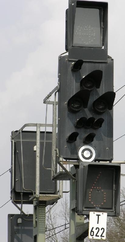 Erloschenes Signal?
Das grne Blinklicht lt sich schlecht fotgrafieren - und hier machte es gerade Pause.
Potsdam Park Sanssouci am 13.4.2005