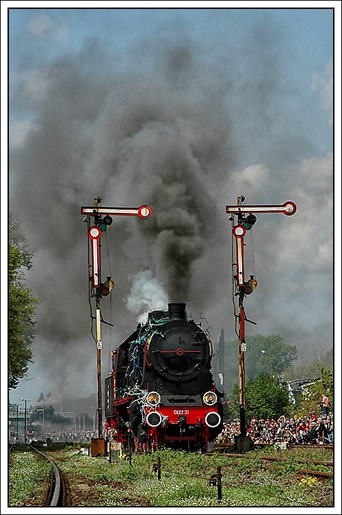 Erffnung der Dampflokparade am 3.5.2008 in Wolsztyn durch Ok22-31. Sie wurde 1929 in Chrzanow gebaut. Die Baureihe Ok22 ist ein Nachbau der preuischen P8 und hatte whrend des 2. Weltkrieges bei der DRG die Bezeichnung 38 4536. Seit Juli 1987 ist sie in Wolsztyn, gehrt aber dem  Eisenbahnmuseum in Warschau. Noch hingen einige Luftschlangen, die bei der Erffnung ber das Festgelnde geschossen wurden, auf der Lok.