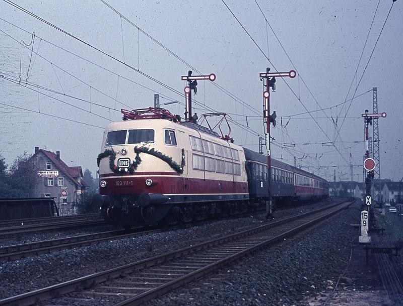 Erffnung der S-Bahn Strecke Frankfurt a.M. - Bad Homburg mit geschmckter E-Lok 03 hier bei Oberursel im Jahr 1972