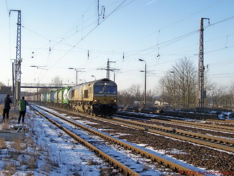 ERS 6601 am 22.1.2006 in Saarmund. Links sind zwei Kollegen im Bild. Und trotz des Schrecks durch das Hupen des Tf ist das Foto nicht verwackelt!