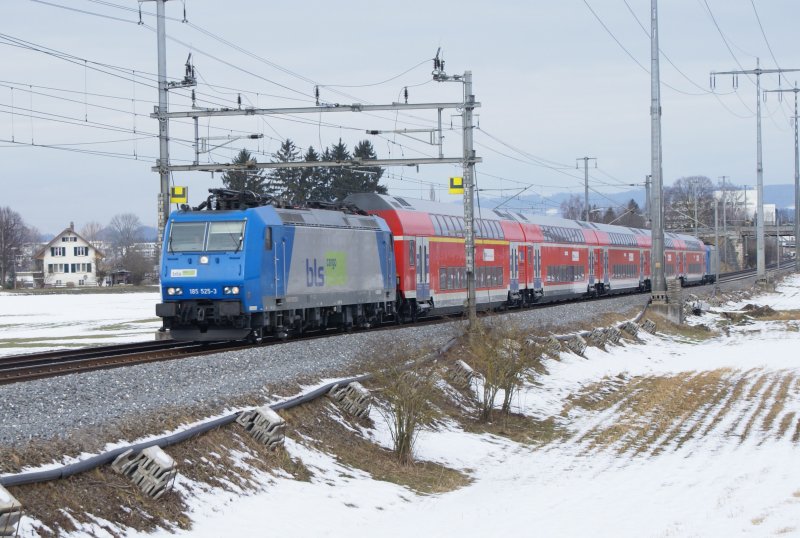 Ersatz S-Bahn mit 185 525-3 und 185 527-9 am 20.2.09 in Mnsingen. Hierzu htte ich noch eine Frage: Warum fhrt dieser Zug hier mit gesenkten Stromabnehmern?