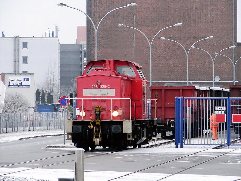 Ersatz V100 -298 325-2- vor der Einfahrt zum Nordhafen in Stralsund. am 27.01.09 