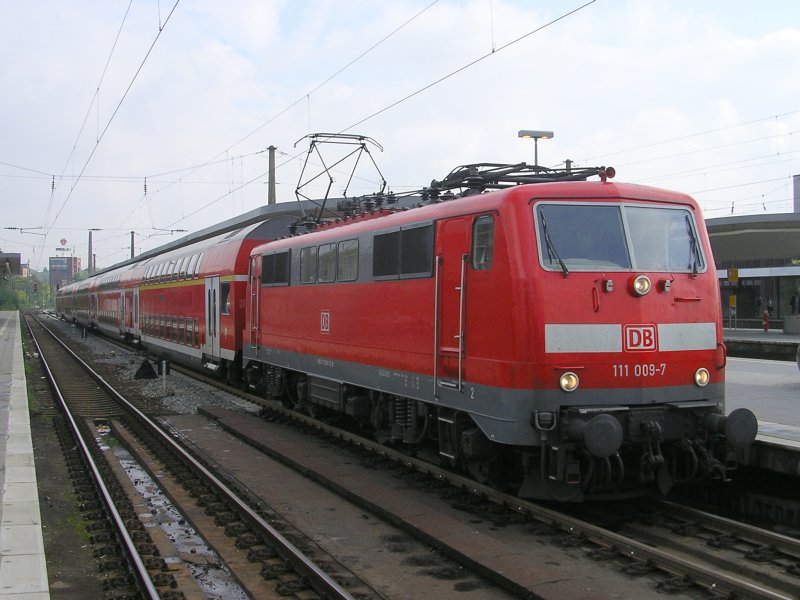 Ersatzleistung fr den RE6 Minden - Dsseldorf ist die 111 009-7
(sonst immer mit BR 146) beim Halt im Bochumer Hbf.(10.09.2008)