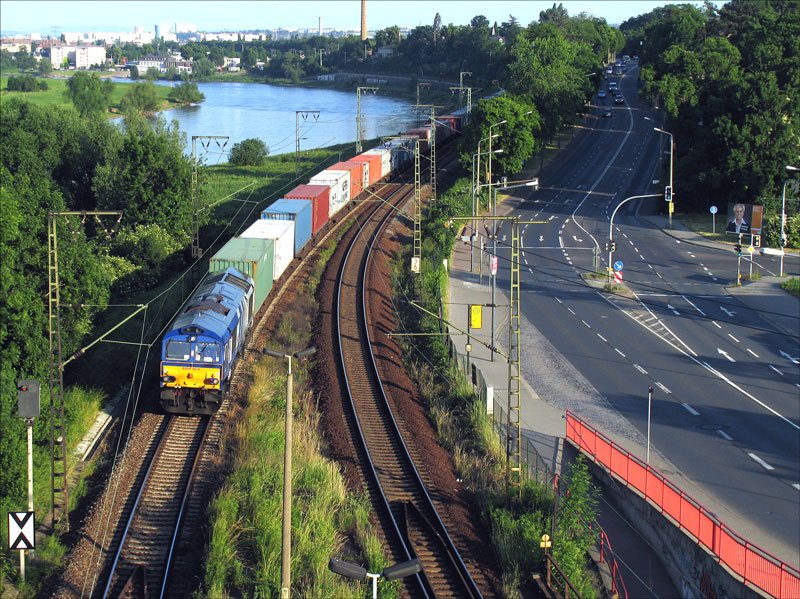 ERSR 6614, eine Class 66 der ERS Railways, mit einem Containerzug bei Dresden-Kemnitz; 05.06.2008
