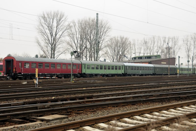 Erst dachte ich, ich htte Teile des ehemaligen Regierungszuges der DDR vor mir, aber so viel ich wei, steht dieser unter  Schutz  der Dampf Plus GmbH, welche sich um Aufarbeitung und Pflege kmmert. Hier sehen wir also einen Sonderzug aus ehemaligen DR-Wagen, in Darmstadt-Kranichstein abgetellt. (10.03.2009).