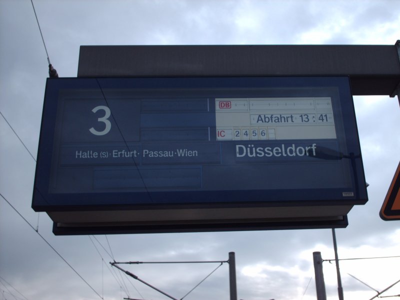 Erst IC 2454 ber Passau, Wien und jetzt schon IC 2456. Also die Bahn entfirft neue Strecken. *g* Witz: irgendwie scheint dies fest zuklemmen.!