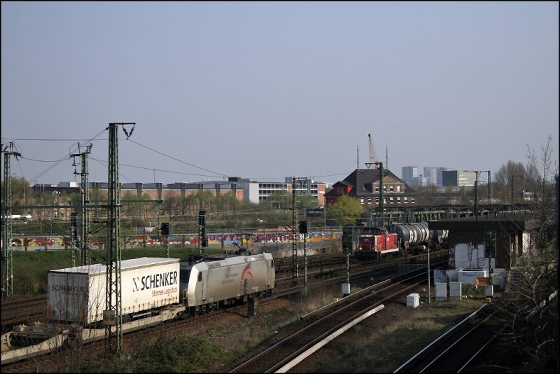 Erst kommt nix und dann kommt gleich einer zuviel... Eine unbekannte 185er von TXL begegnet einer WFL V60 mit GATX-Kesselwagen, vermutlich von Hohe-Schaar komment, in Veddel. (11.04.2009)
