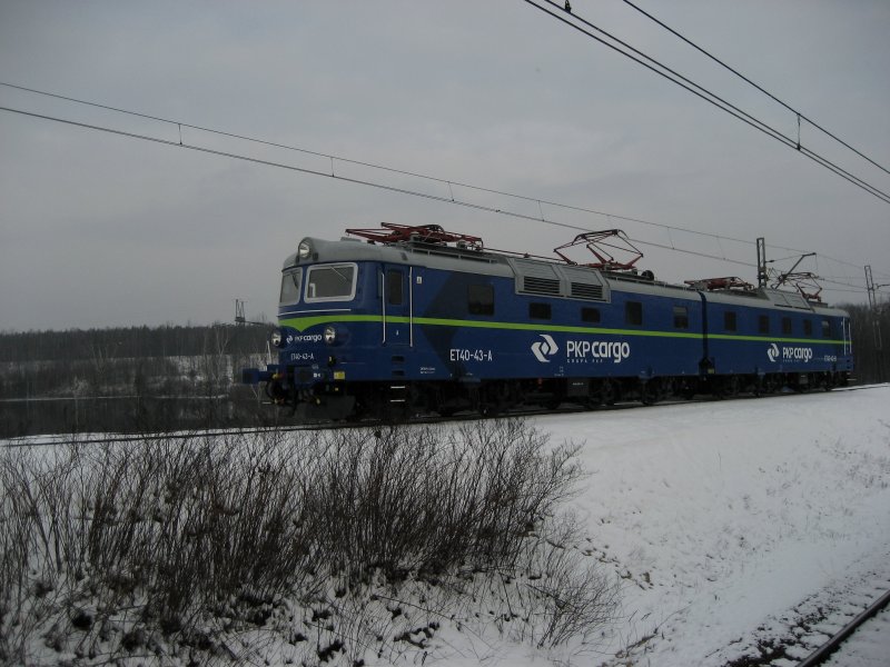 Erste Lok ET40-43 in neuer Farbgebung von PKP Cargo fhrt am 25.11.2008 zwischen podg Dorota und Sosnowiec Maczki in Richtung Jaworzno Szczakowa. Diese Lok ist grade durch die Bergbauschaden gefahren. Die Gleise singen hier stndig und auf beiden Seiten steht das Wasser.