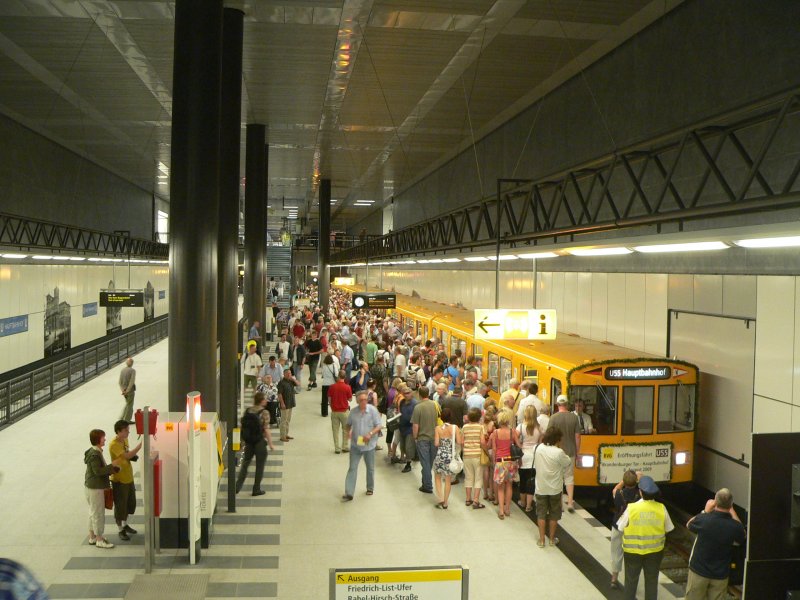 Erster Betriebstag auf der kurzen U55. Die etwa 1,8 Kilometer lange Strecke verbindet nur drei Stationen - Hauptbahnhof, Bundestag und Brandenburger Tor. Am Brandenburger Tor besteht Anschluss zur Nord-S�d-Bahn, dort hie� der Bahnhof bis heute Unter den Linden. Berlin Hauptbahnhof, 8.8.2009