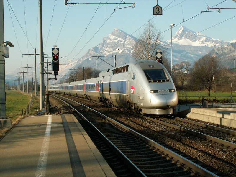 Erster Fahrplanm�ssiger TGV (Winterfahrplan) Paris/Est-Chur am 15.12.07,hier im  Heidiland  bei Maienfeld.Im Hintergrund der  Eisenberg  Gonzen