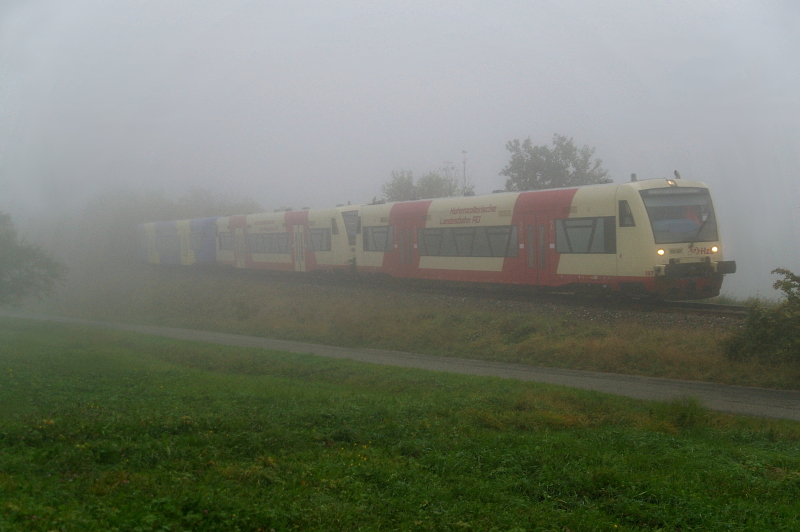 Erster Herbstnebel auf der Alb. Bei Albstadt-Laufen (KBS 766) sind am 9. Oktober 2009 VT 207, 214 und 44 unterwegs von Tbingen nach Albstadt-Ebingen.