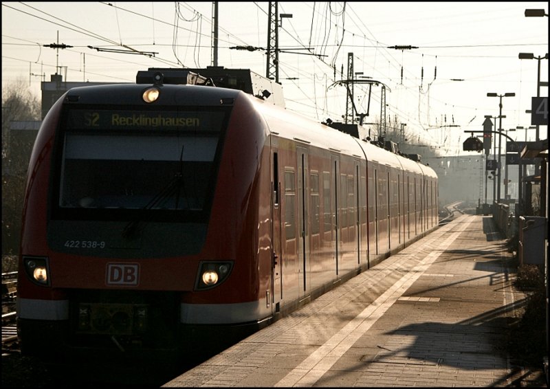 Erstes Einsatzgebiet der neuen 422er ist unteranderem die Linie S2 zwischen Dortmund und Recklinghausen. Am 30.12.2008 macht der 422 538/038 in Recklinghausen-Sd station.