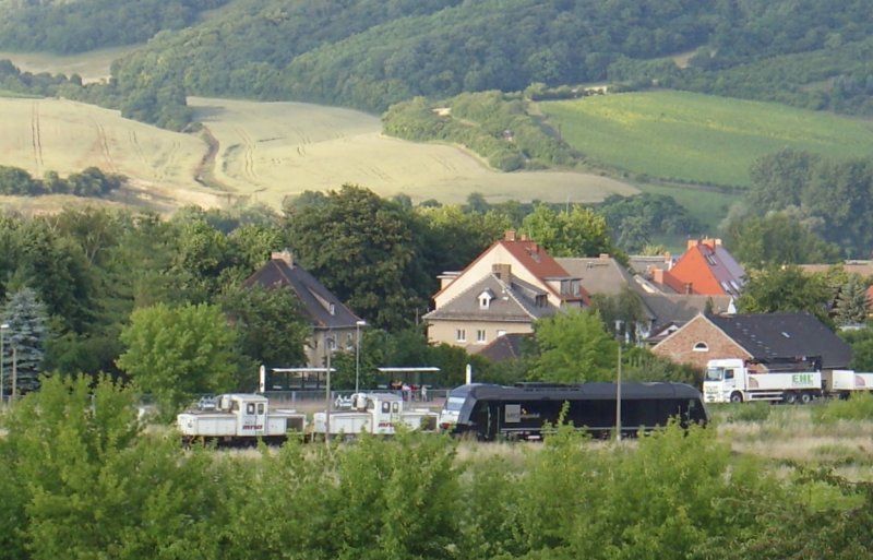 Erstmals auf der Unstrutbahn: MRCE Dispolok ER 20-005!!!
Im Schlepp zwei Jung-C-Kuppler (Stangenantrieb), die von ARCO nach Holland vermietet wurden. (Beide besitzen eine Abgas-Filteranlage f�r Tunnelfahrten.)
Bahnhof Laucha, 27.06.2008
www.unstrutbahn.de