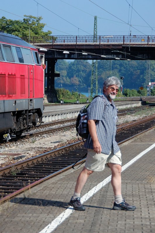 Erwischt... vor was flchtet Herbert Graf wohl? Brav begibt er sich schnellen Schrittes hinter die weie  Sicherheitslinie . (Lindau am 30. August 2008).