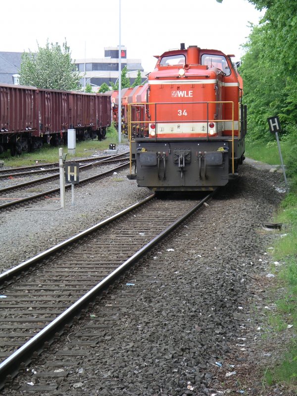 Erwitte (Westfalen):
WLE Lok 34  Erwitte  (benannt nach der Stadt, in der sie gerade unterwegs ist, mit Kalksteinmehlzugwagen unterwegs in Richtung Warstein.

WLE Lok 34, C´C´ (6-achsig), Deutz Typ DG 2000 CCM, Baujahr 1956 / F.Nr. 56288, 2003 HU mit Remotorisierung und Leistungserh�hung auf 2 x 970 kW.

08.06.2004