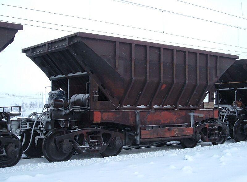 Erzwagen Uadh, aufgenommen am 18.03.2005 in Vassijaure station, Stckzahl (Januar 2005) 265, Volumen 37 m3, Nutzlast 80 Tonnen. Auf dem Typenschild dieser Wagen steht auch als Wagentyp Uad. Diesen Wagen gibt es als ROCO-H0-Modell 45992.