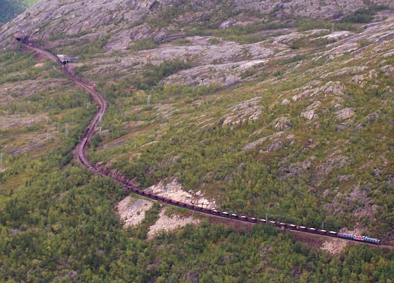 Erzzug mit Dm3 und 52 Erzwagen auf der Fahrt von Kiruna nach Narvik am 05.09.2007 16:00 Uhr zwischen Katterat und Romback, der letzte Zug fr 2 Tage auf der Strecke Kiruna - Narvik, um 12:30 Uhr sind 14 Wagen des nchsten Erzzuges ca. 100 km sdlich von hier bei Tornetrsk entgleist und haben 150 m Gleis zerstrt. Einige Wagen lagen zerstrt in einen etwa 50 m breiten Birkenwald zwischen Bahndamm und Strasse, mit dem Bus am nchsten Tag im Schienenersatzverkehr vorbei gefahren.