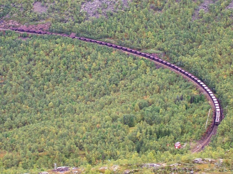 Erzzug mit Dm3 und 52 Wagen am 05.09.2007 auf der Fahrt von Kiruna nach Narvik kurz vor der Station Rombak am Rombaksbotn (Fjord). Die Aufnahme wurde vom Weg zum Sildvikvatnet gemacht, auf der Karte eingezeichnet.