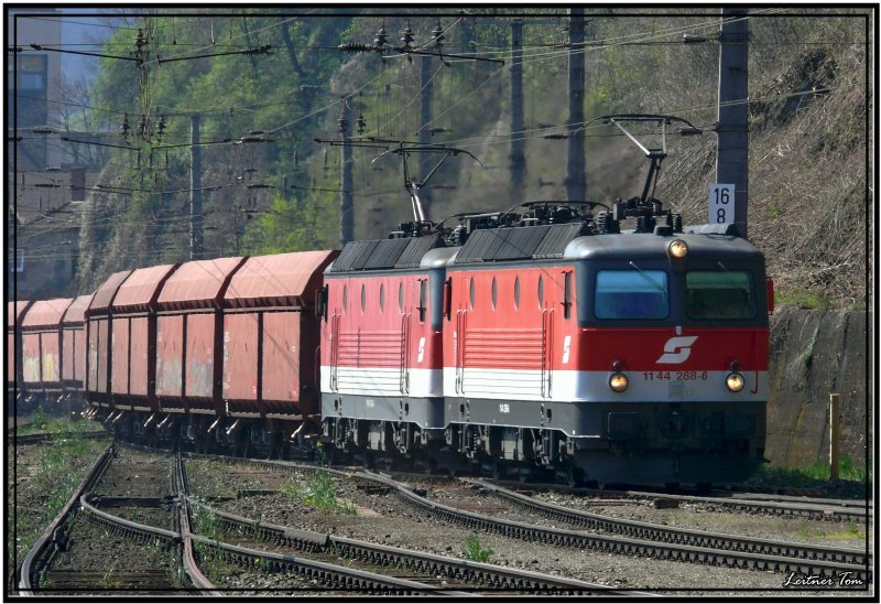 Erzzug mit zwei E-Loks 1144 264 + 288 fhrt von Donawitz kommend in den Bahnhof Leoben ein.
13.04.2007