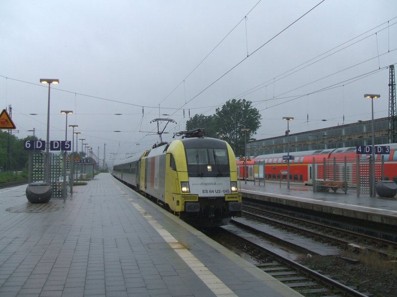 ES 064 U-045 mit RB40  Ruhr-Lenne-Bahn  trifft im Bochumer Hbf. ein zur Weiterfahrt nach Witten,Hagen Hbf.,diese Garnitur
gehrt bald der Vergangenheit an,da diese durch neue Triebwagen
ersetzt wird.
Rechts der RE6 Minden-Dsseldorf bei der Ausfahrt.  