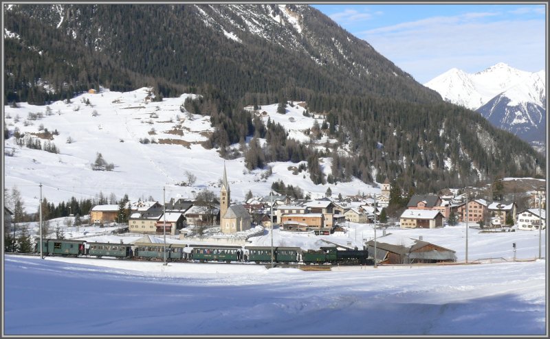 Es ist 09.30 Uhr und die ersten Sonnenstrahlen erreichen die Bahnlinie oberhalb Bergns. Gegnber dem Vortag wurde der Dampfzug mit der G 4/5 108 noch um einen Wagen verstrkt und ist sehr gut besetzt. Der Dampfextrazug 2122 von St.Moritz nach Chur kurz vor Bergn ist immer noch fr die Railway Touring Company unterwegs. (20.02.2008)