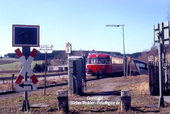 Es ist der 19.02.1993. Der letzte Tag, an dem die alten Schienenbusse von Hof nach Selb fuhren. Wir sehen 796657+996773 in der Haltestelle Wurlitz. Heute ist hier der 628 am Zuge, wenigstens in rot...Abdruckerlaubnis ggf. bei mir.