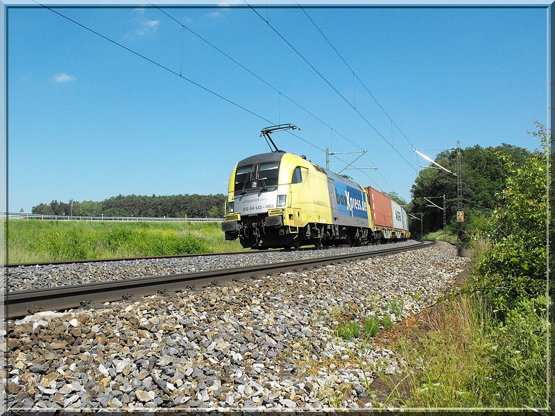 ES 64-003 der Boxpress mit Containern bei Beratzhausen in Richtung Nrnberg unterwegs.(KBS 880,13.06.2009)