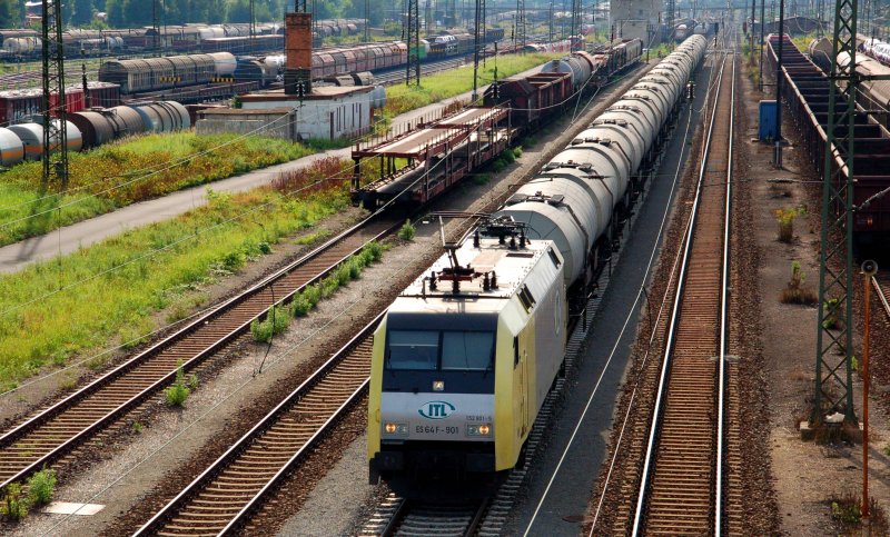 ES 64 F - 901 der ITL zieht am 15.08.09 einen Kesselwagenzug durch den Rbf Leipzig-Engelsdorf Richtung Dresden.