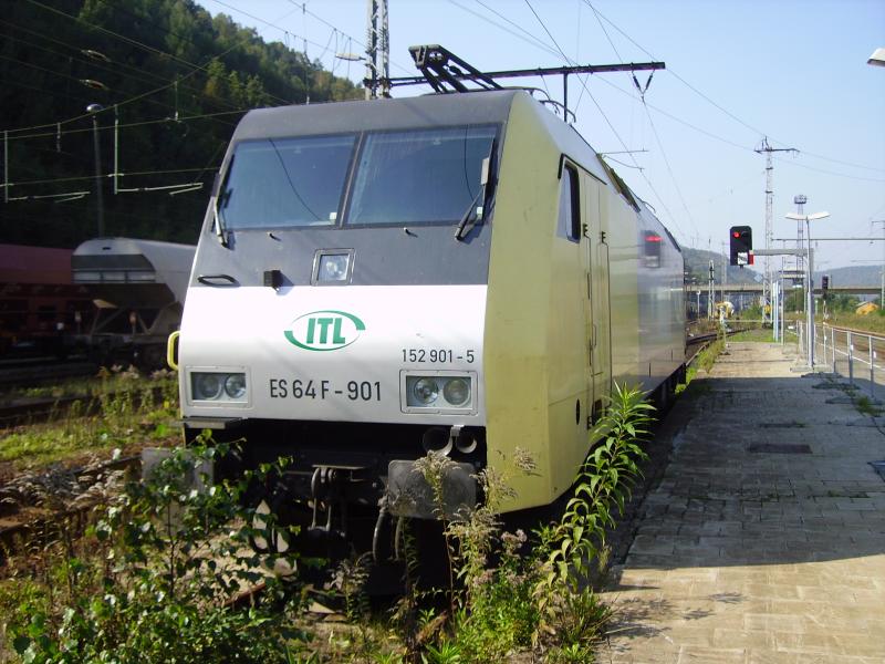 ES 64 F - 901 bzw. 152 901-5 von Siemens dispolok angemietet durch die ITL im Bahnhof Bad Schandau auf dem Stumpfgleis zwischen Bahnsteig 1 + 2 am 6.10.2005