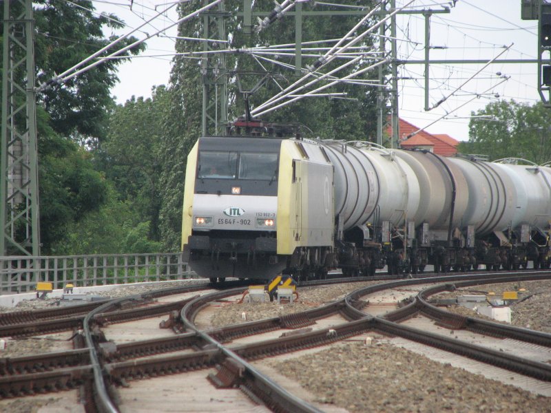 ES 64 F-902 (152 902-3)ist von der ITL angemietet und fhrt einen Kesselwagenzug Richtung Bad Schandau.07.07.07. 