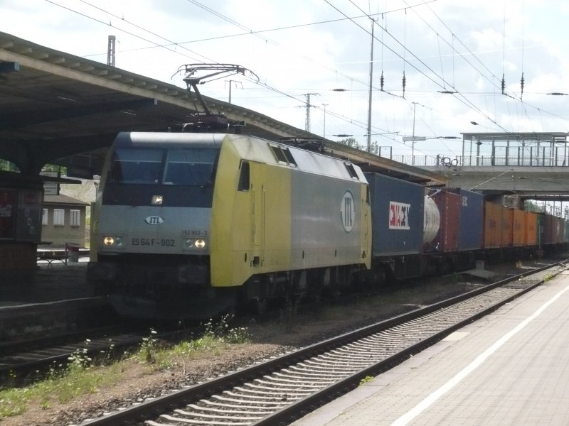 ES 64 F-902 der ITL mit Containerganzzug bei der Durchfahrt im Bahnhof Falkenberg/Elster, im Hintergrund sind die neugestaltete Bahnhofsbrcke der Strecke Leipzig-Cottbus zu erkennen (noch nicht komplett fertiggestellt)
Aufnahme: Uwe Wstenhagen 17.07.2008