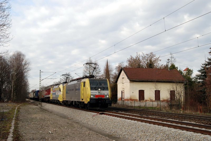 ES 64 F4 - 002 und ES 64 U2 - 029 (Lokomotion) mit DGS 43139 in Grokarolinenfeld (17.01.2007)