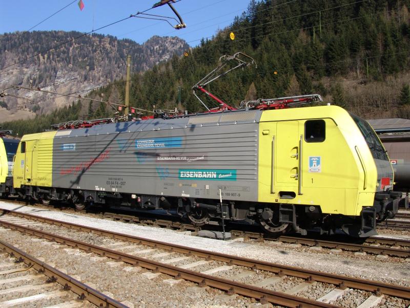 ES 64 F4 - 007 (E 189 907) mit der Werbung  Minirex AG  am 2.4.05 im Bahnhof Brenner