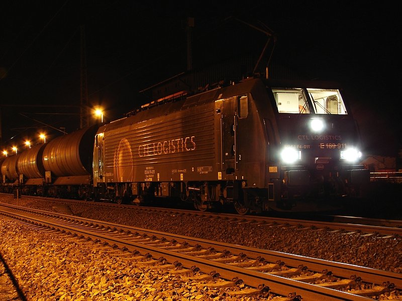 ES 64 F4-011 der CTL bei einem nchtlich Stopp im Bahnhof Martensdorf. (01.02.08)