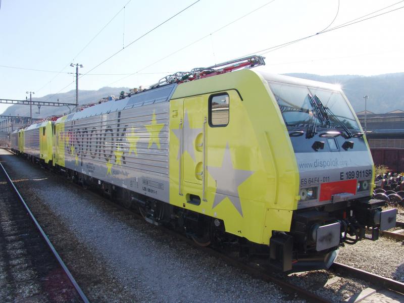 ES 64 F4 011 (E 189 911) steht am 17.2.05 zusammen mit ES 64 F4 012 (E 189 912) und ES 64 F4 094 (E 189 994) beim Depot in Chiasso. Alle drei Loks sind an die SBB Cargo vermietet