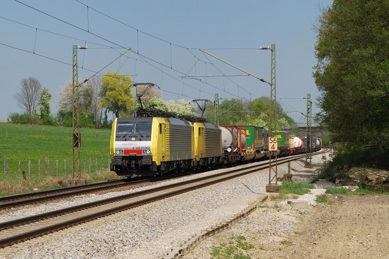 ES 64 F4 - 015 + 030 (Lokomotion) mit G�terzug vor Gro�karolinenfeld (21.04.2009)